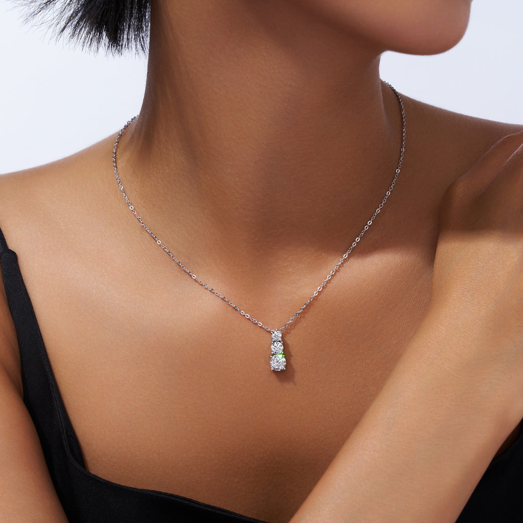 A Luxurious And Fashionable Minimalist Jewelry Pendant Necklace Set With Top-quality Moissanite, Made Of S925 Silver Electroplated With Platinum.