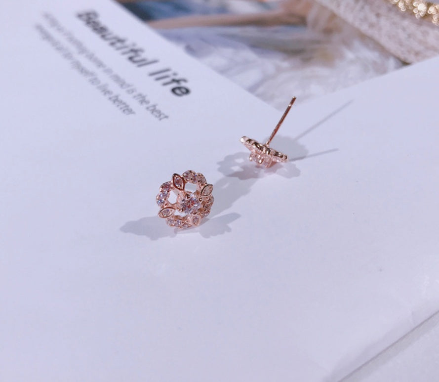 Openwork flower earrings