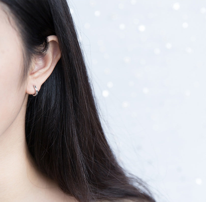 Round earrings, short flower