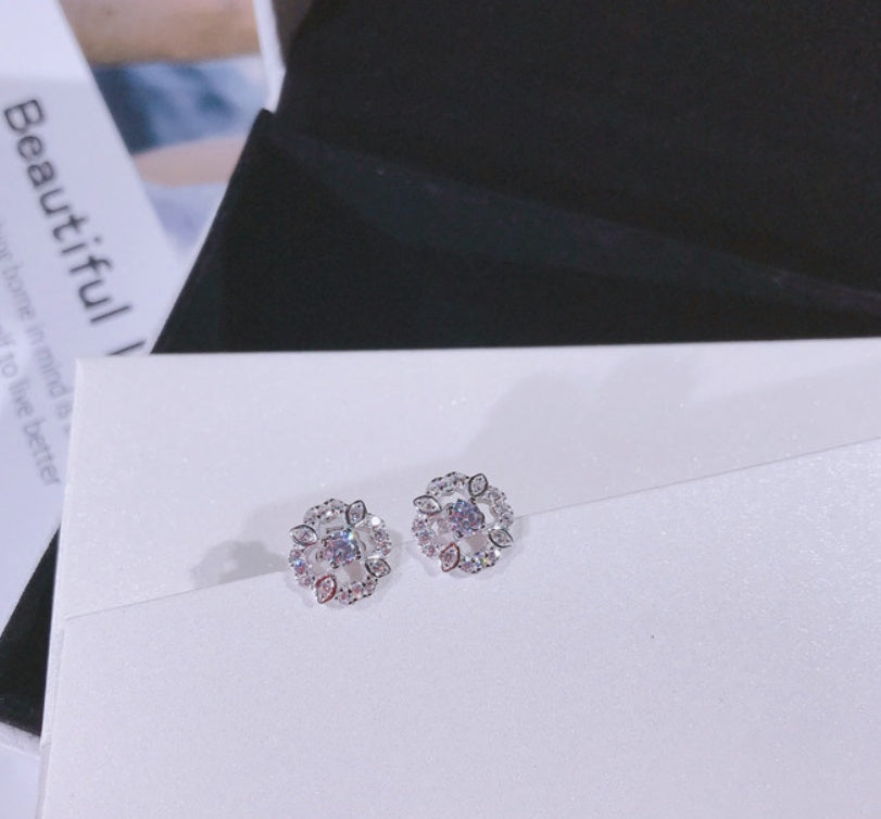 Openwork flower earrings