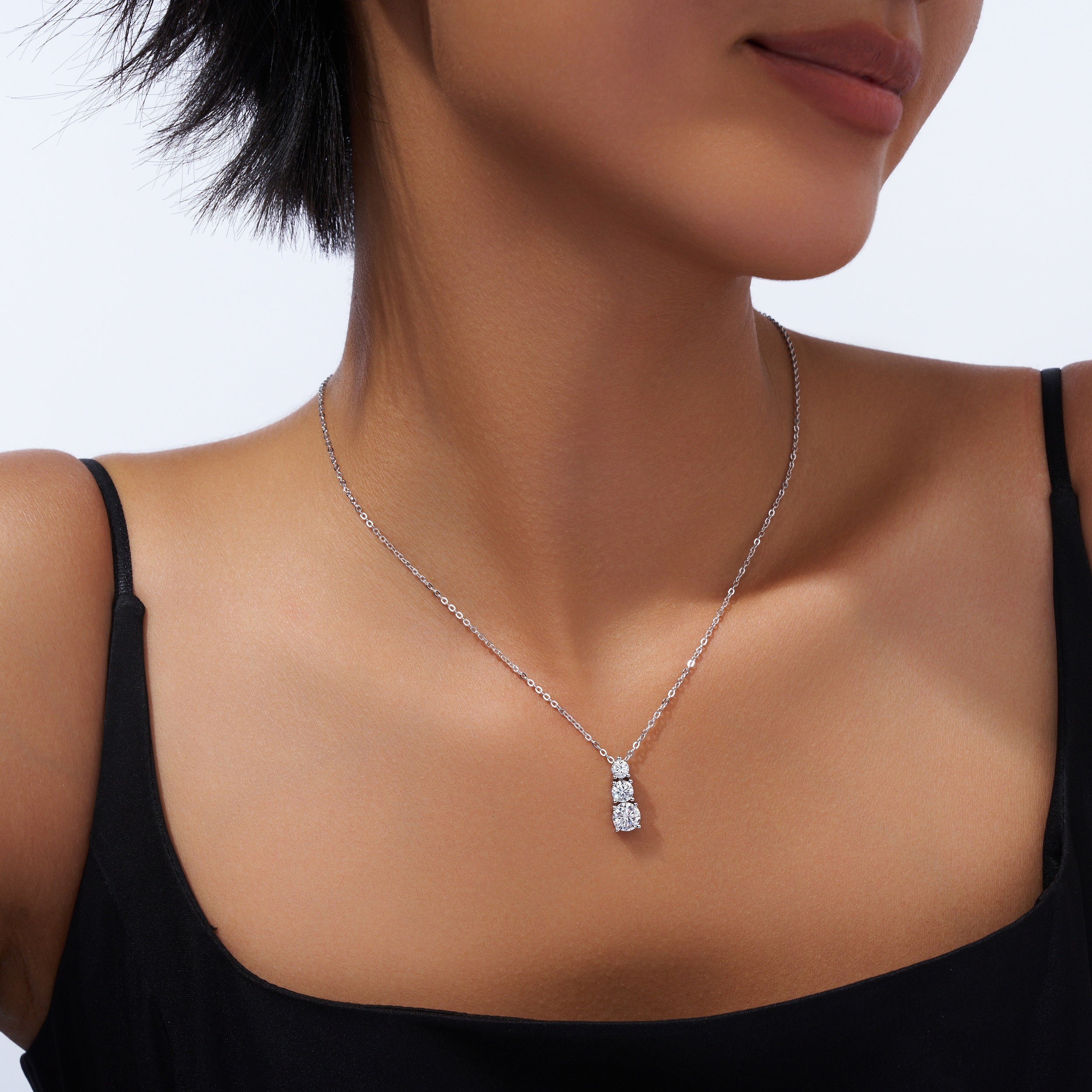 A Luxurious And Fashionable Minimalist Jewelry Pendant Necklace Set With Top-quality Moissanite, Made Of S925 Silver Electroplated With Platinum.
