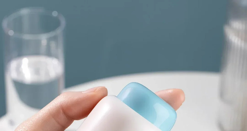 Portable 2-in-1 Pill Box with Pill Cutter for Cutting Small Pills or Large Pills in Half & Quarter Travel Pill Organizer Case