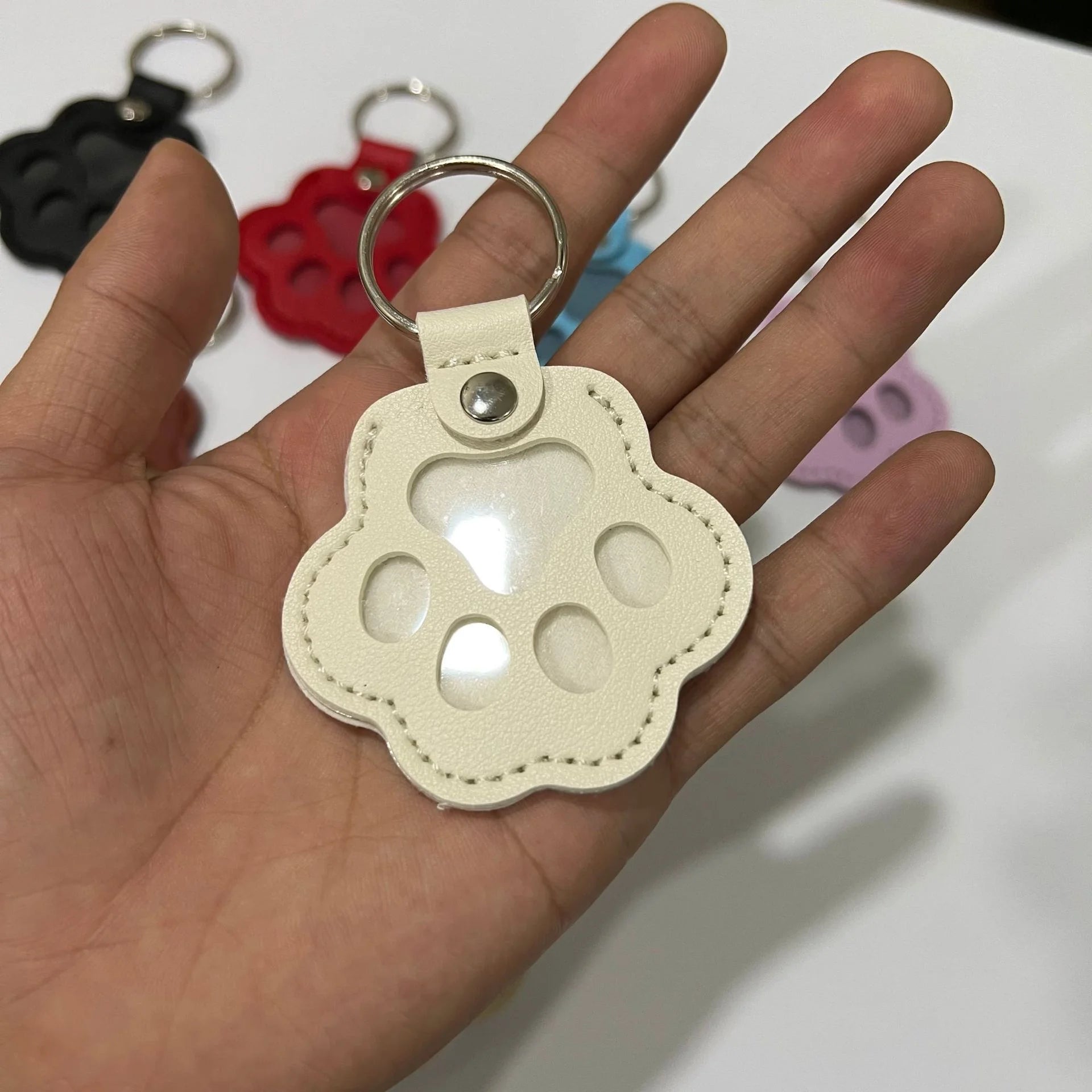 1PC  Leather pet hair storage bag, cat paw keychain, multifunctional portable keychain, exquisite bag pendant
