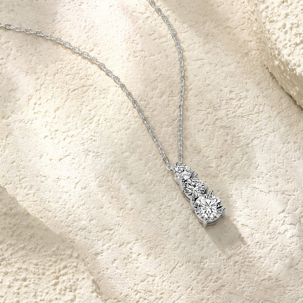 A Luxurious And Fashionable Minimalist Jewelry Pendant Necklace Set With Top-quality Moissanite, Made Of S925 Silver Electroplated With Platinum.