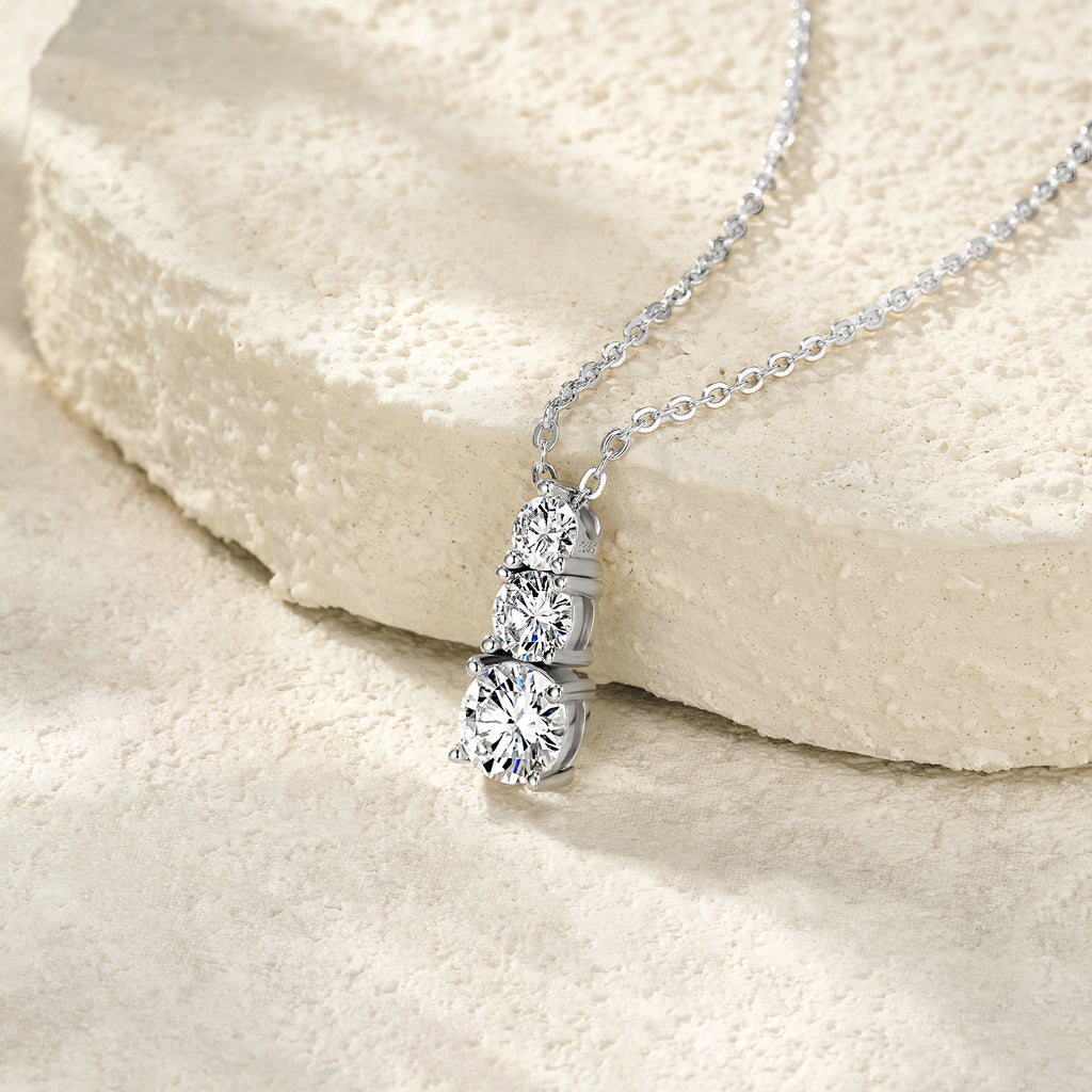 A Luxurious And Fashionable Minimalist Jewelry Pendant Necklace Set With Top-quality Moissanite, Made Of S925 Silver Electroplated With Platinum.
