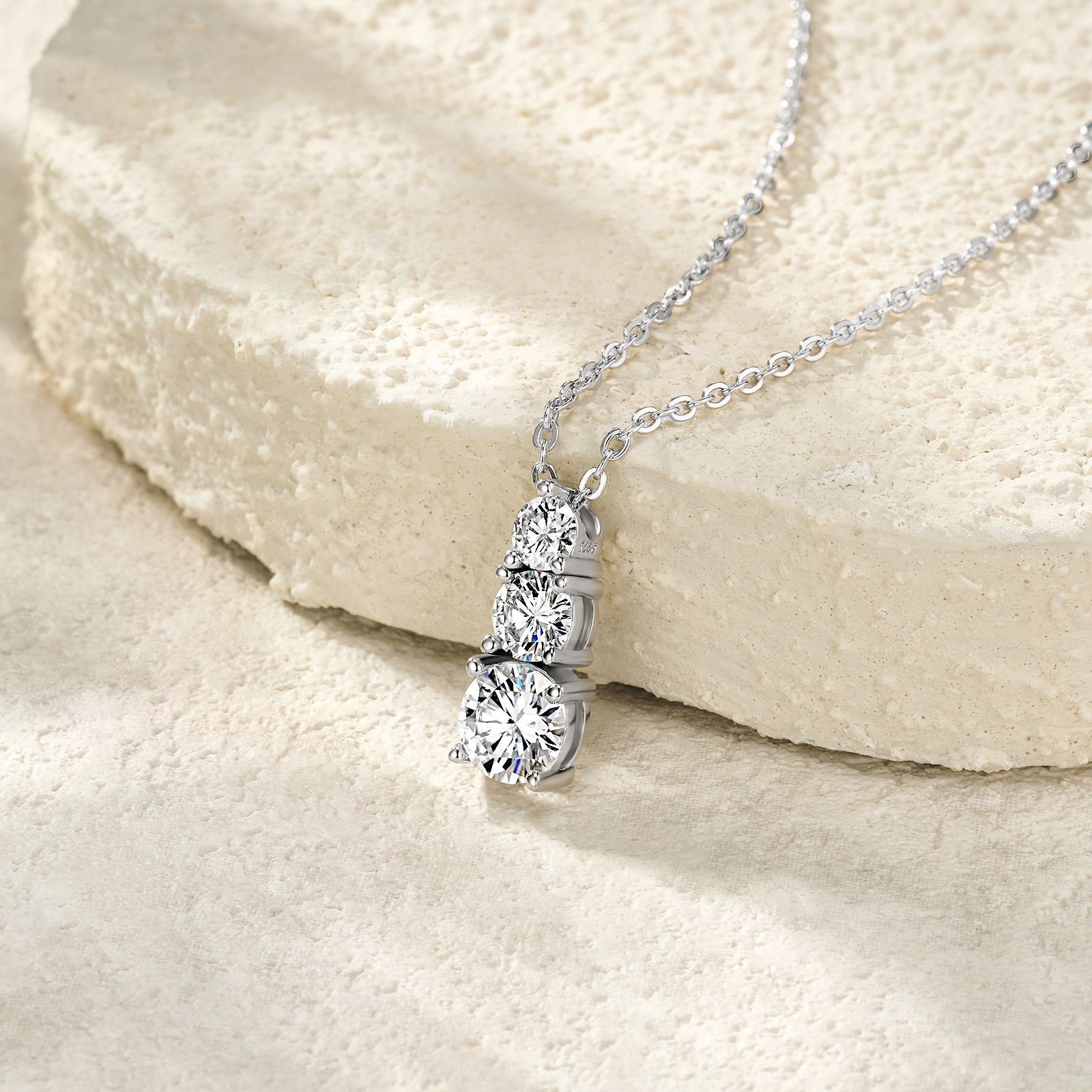 A Luxurious And Fashionable Minimalist Jewelry Pendant Necklace Set With Top-quality Moissanite, Made Of S925 Silver Electroplated With Platinum.